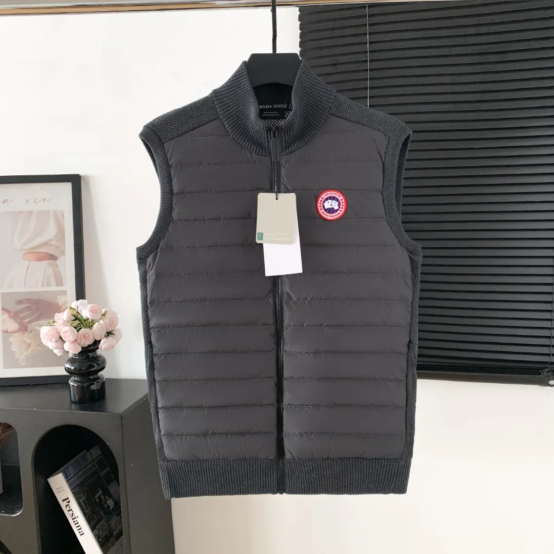 Style number: Y 🇨🇦Canada Goose "Canada Goose" 🇨🇦E 6829 y Bridge® men's knitted vest. The Hy Bridge® Knit Vest is the new arrival in our Hy Bridge® Knit Series, lightweight and warm. It can be worn as a jacket over a T-shirt or as an inner layer under another jacket for extra warmth without being bulky. Through Thermal Mapping® technology, down-filled thermal insulation panels are added to areas that need thermal insulation, and Breathable weaving technology is used to enhance breathability in areas that are prone to stuffiness. Color: Black red label Gray red label Dark Blue color red label Black black label Gray black label Size: XS S M L XL XXL